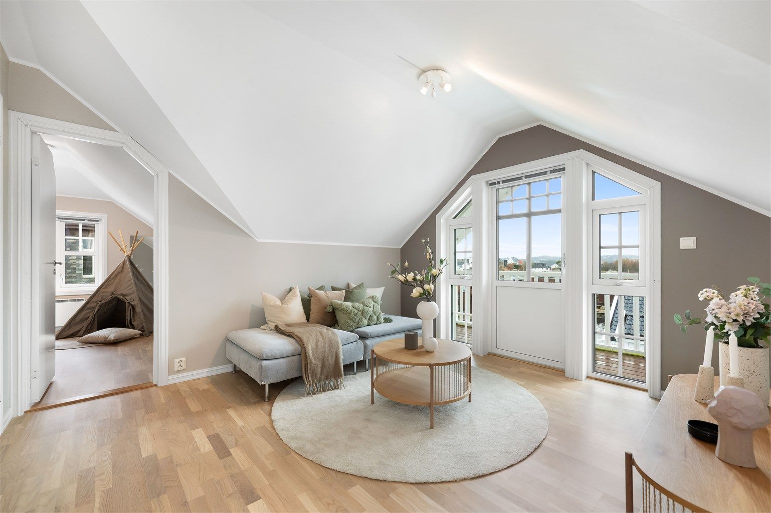 Flotte vindusflater gir rikelig med dagslys og fremhever den luftlige romfølelsen i loftsstuen