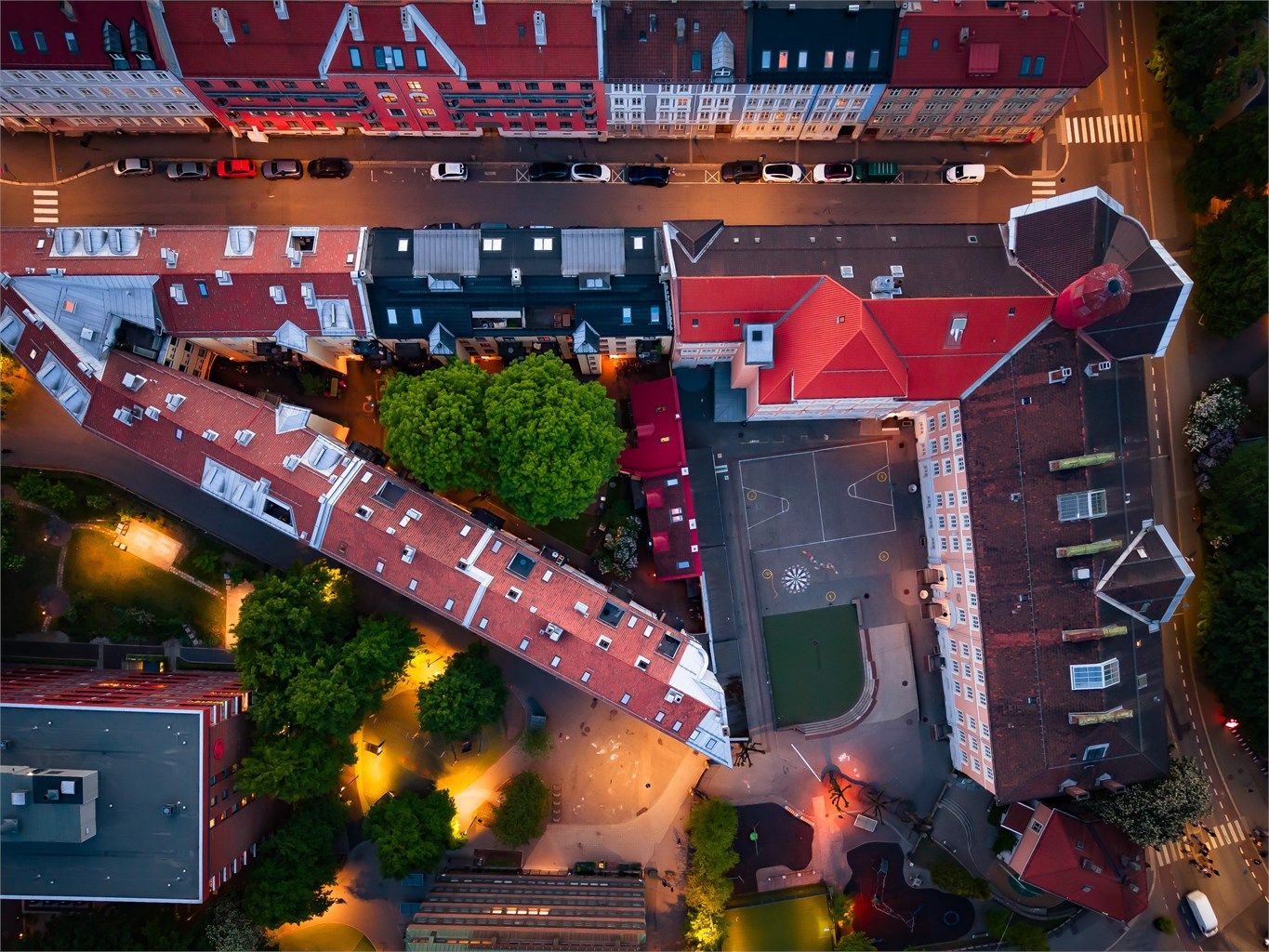 Et nabolag med særpreg, hvor historiske bygårder, kulturliv og grønne parker skaper en unik ramme for bylivet.