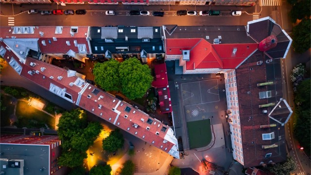 Et nabolag med særpreg, hvor historiske bygårder, kulturliv og grønne parker skaper en unik ramme for bylivet.
