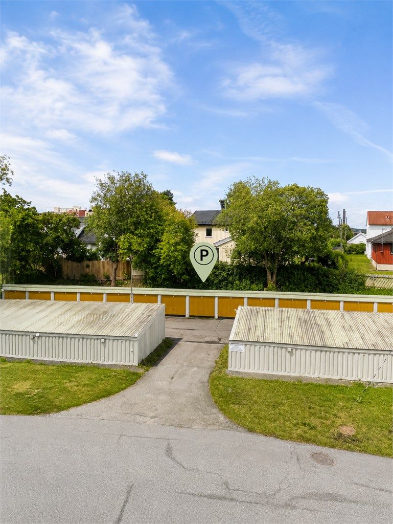 Utsikt til garasjeplassen fra stuevindu - den finner du kun ca. 50 meters gange fra leiligheten!