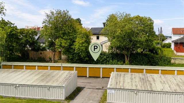 Utsikt til garasjeplassen fra stuevindu - den finner du kun ca. 50 meters gange fra leiligheten!