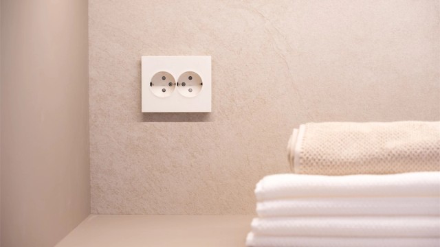 Flislagte vegger og gulv med varme gir et moderne og komfortabelt baderom. Leiligheten har nytt elektrisk anlegg.