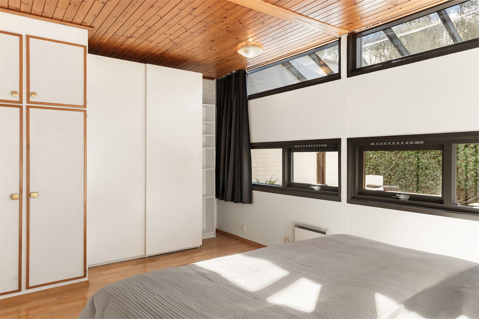 - Rommet har godt med oppbevaringsplass -