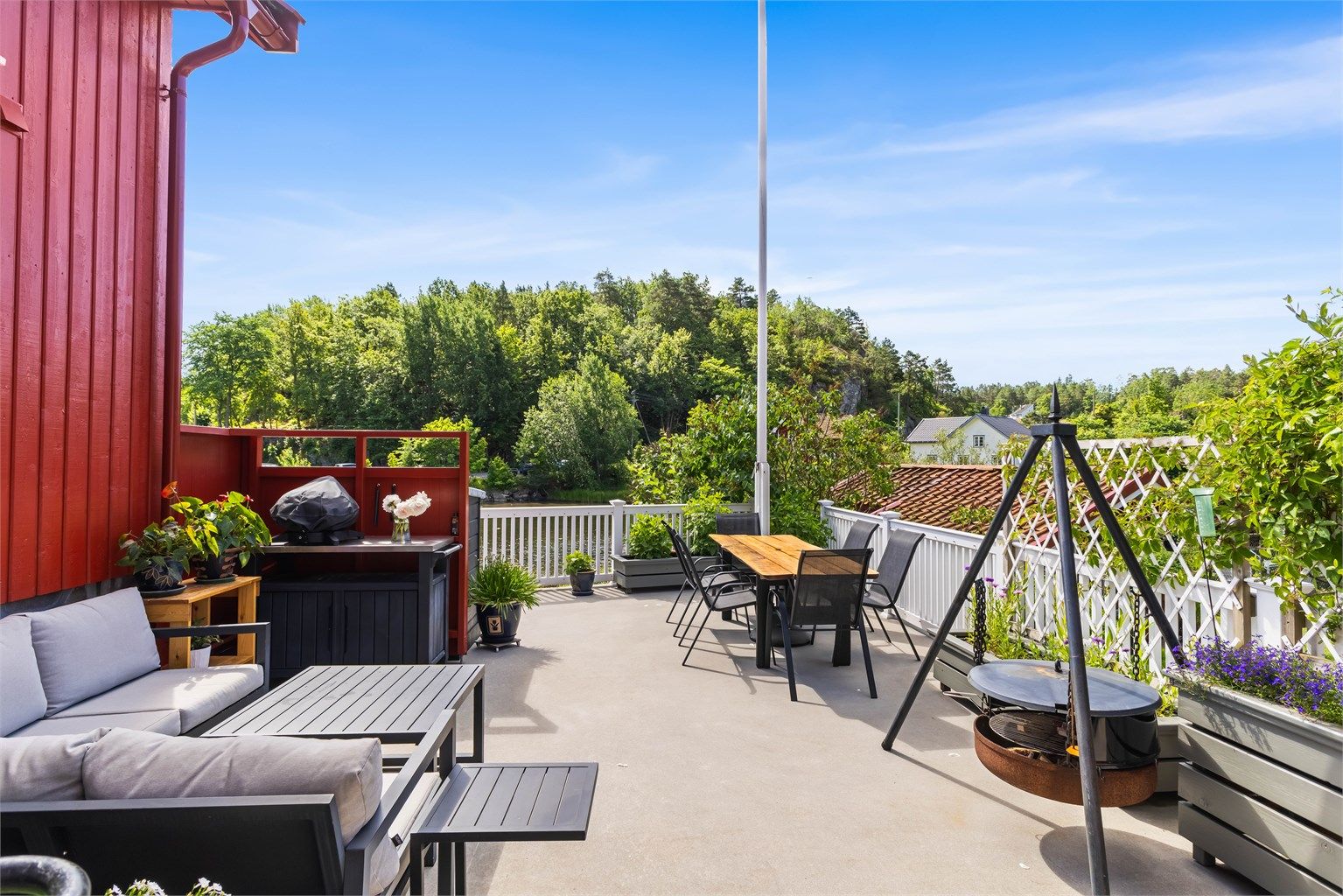 Stor, støpt terrasse på 45 m² ved inngangspartiet med god plass til flere sittegrupper.
Foto: Sørvær Media