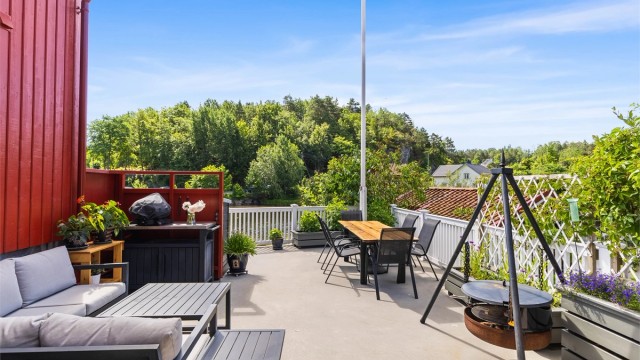 Stor, støpt terrasse på 45 m² ved inngangspartiet med god plass til flere sittegrupper.
Foto: Sørvær Media
