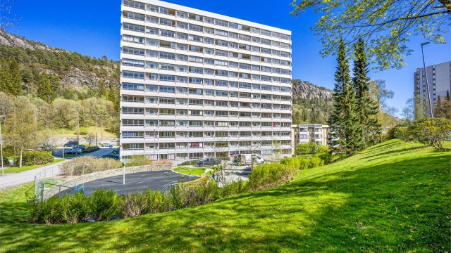 Fasade med innglassede balkonger mot vest