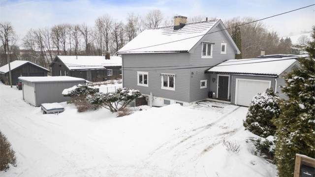 Under 1 km til barnehager og barneskole med tilhørende idrettsanlegg