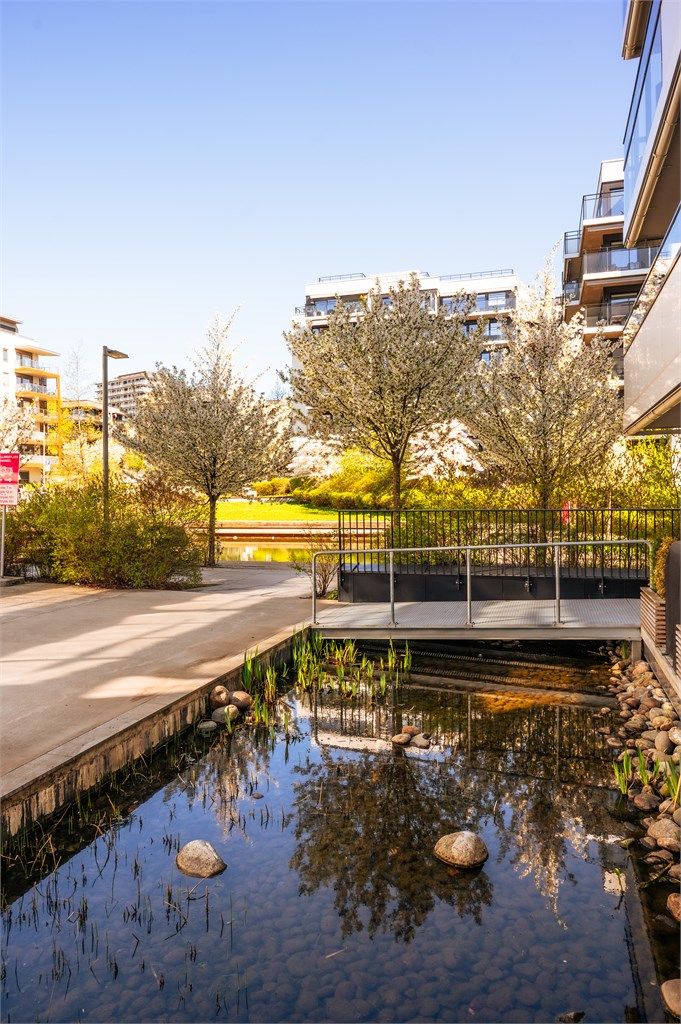 Stille og rolig område med flotte grøntarealer med Tiedemannsparken og Hovinbekken rett utenfor døren