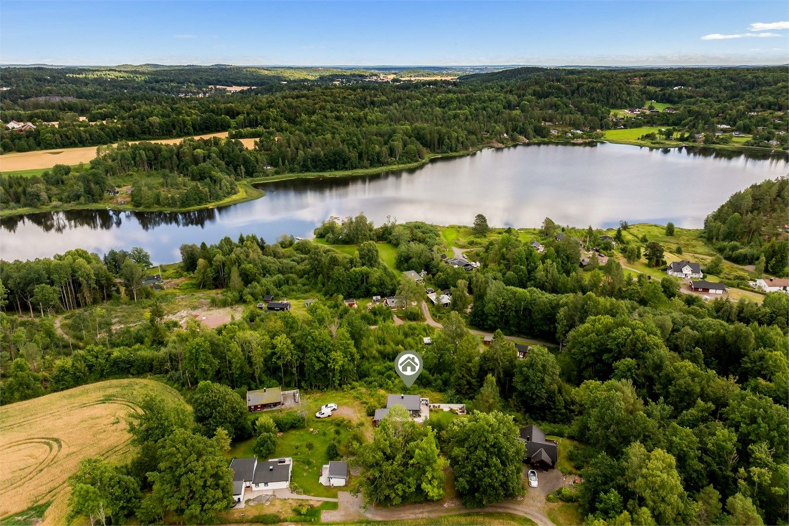 Velkommen til Trollhaugveien og en nydelig fritidsbolig i naturskjønne omgivelser. Fritidseiendommen ligger rett i nærheten av velkjente og flotte Askjemvannet i Andebu. 