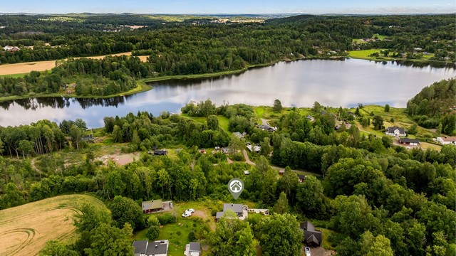 Velkommen til Trollhaugveien og en nydelig fritidsbolig i naturskjønne omgivelser. Fritidseiendommen ligger rett i nærheten av velkjente og flotte Askjemvannet i Andebu.