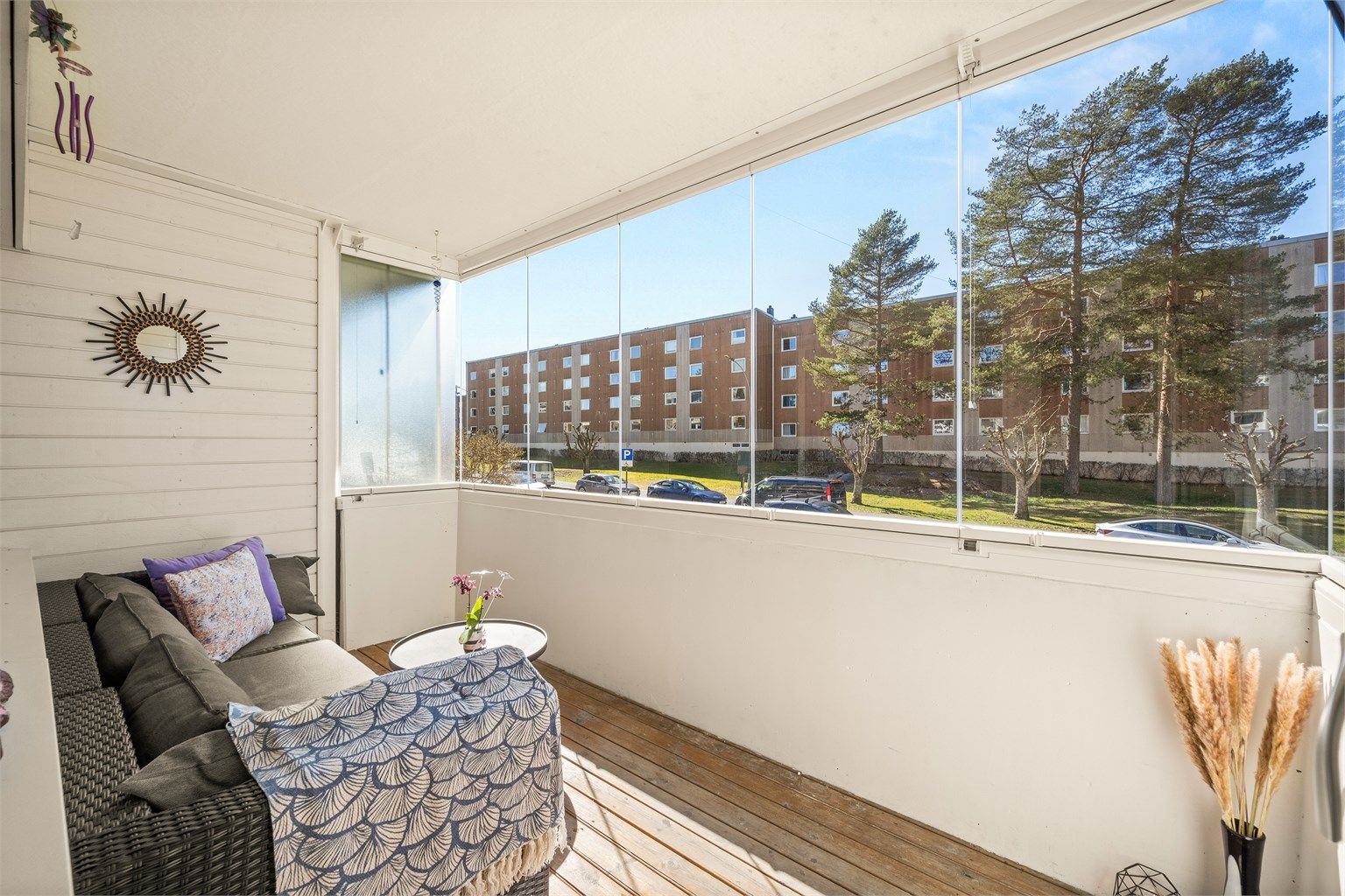 Den innglassede balkongen på 8 m² utvider stuen store deler av året. Balkongen er vestvendt og herfra har du umiddelbar nærhet til Østmarkas turmuligheter. Foto: Martine Eren Jacobsen