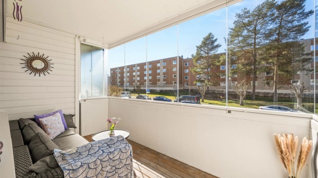 Den innglassede balkongen på 8 m² utvider stuen store deler av året. Balkongen er vestvendt og herfra har du umiddelbar nærhet til Østmarkas turmuligheter. Foto: Martine Eren Jacobsen