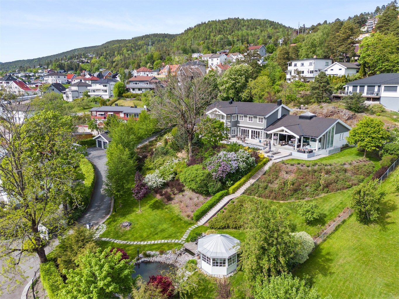 Velkommen til Hotvetveien 60 - en herskapelig og moderne villa, som må sees!