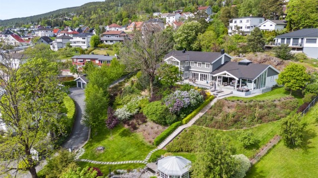 Velkommen til Hotvetveien 60 - en herskapelig og moderne villa, som må sees!
