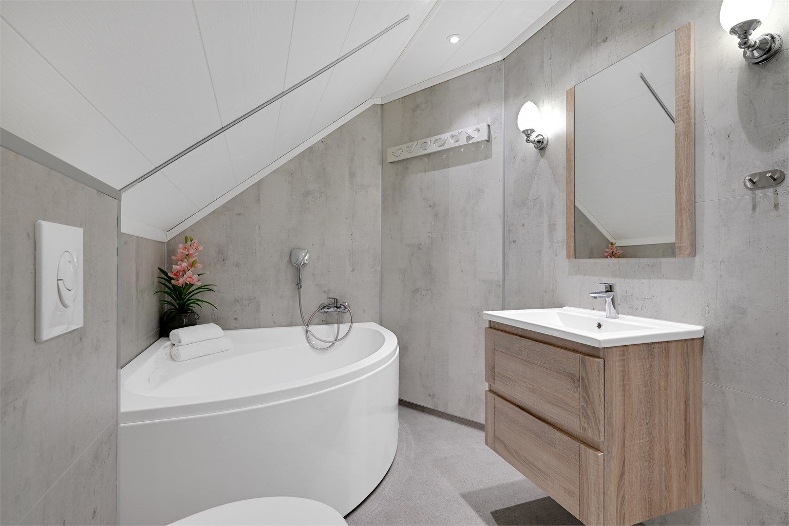 Badet på loftet ble ferdigstilt i 2018 og er utstyrt med et innbydende badekar.