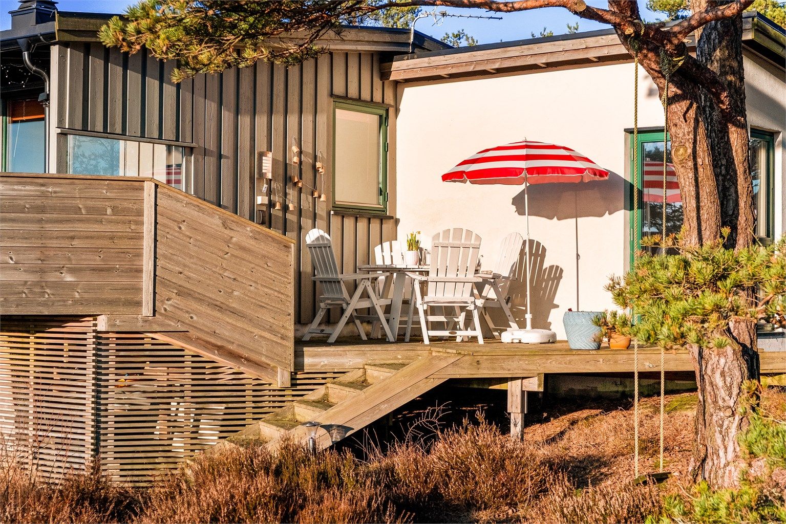 Ut til terrassekroken kan du gå også rett fra hovedsoverommet.