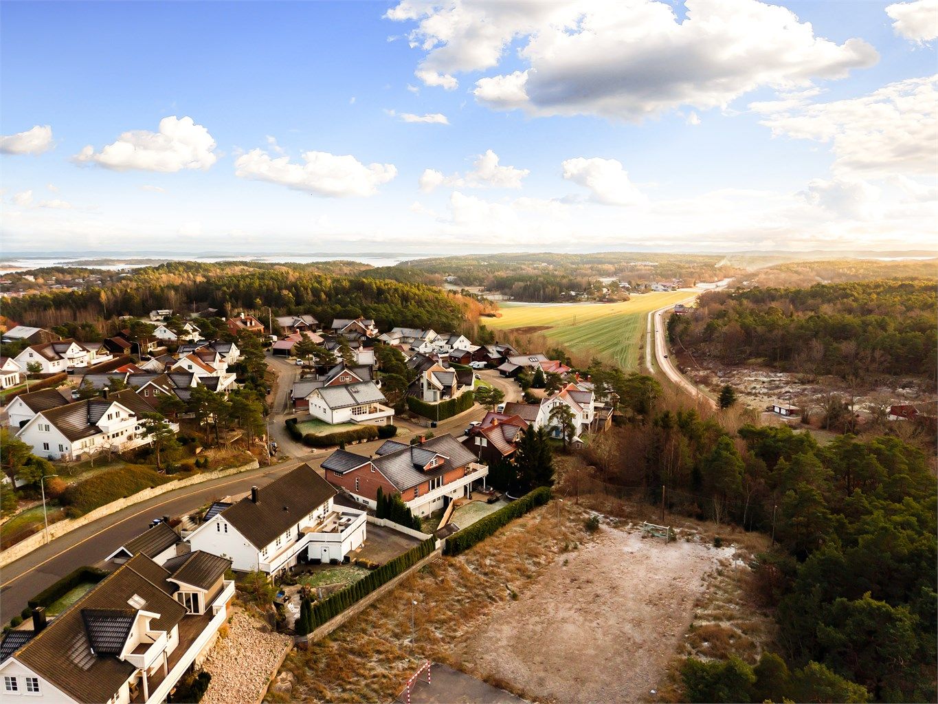 Buskogen er et utpreget barne- og familievennlig boligområde med godt oppvekstmiljø. Skoler og barnehager finnes i rett i nærheten.