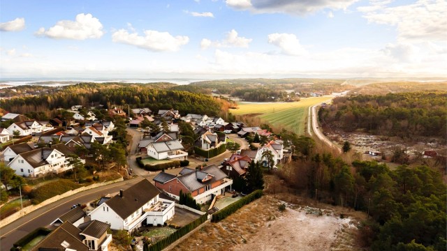 Buskogen er et utpreget barne- og familievennlig boligområde med godt oppvekstmiljø. Skoler og barnehager finnes i rett i nærheten.