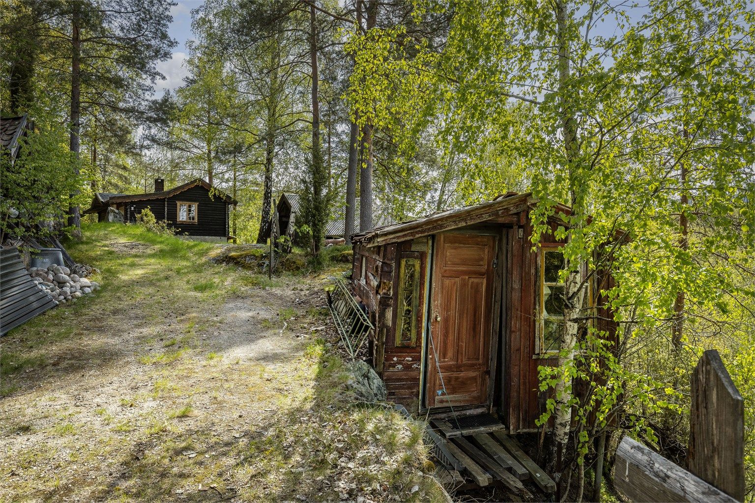 Det nærmeste uthuset bør rives