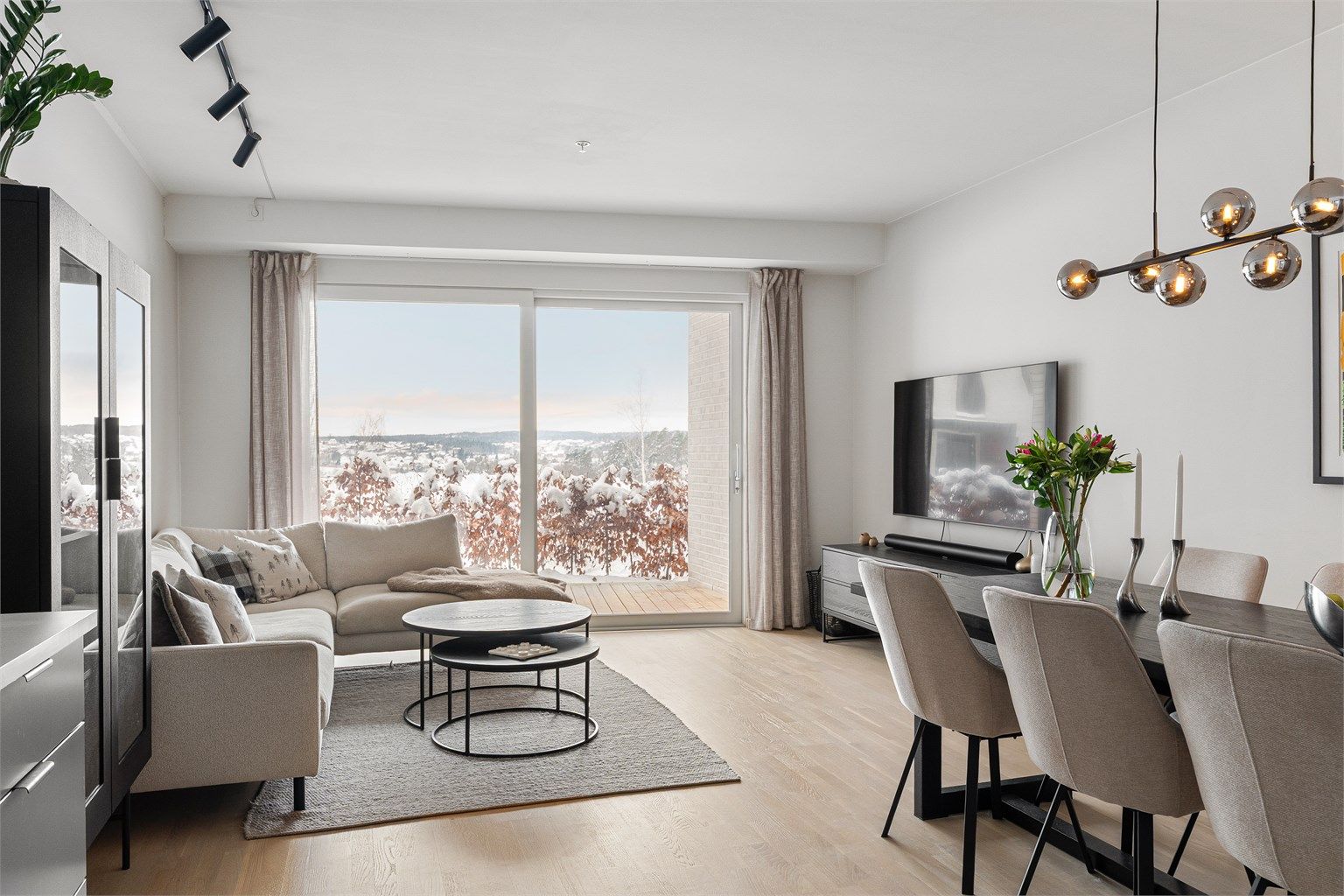 Utsikten er et flott skue fra både sofakroken og spisegruppen - til og med fra kjøkkenet.