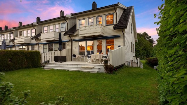 Velkommen til et innholdsrikt enderekkehus over tre plan, med en stor terrasse og hage som gir rikelig med plass for en aktiv familie. Foto: Zovenfra AS