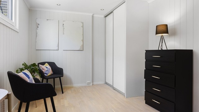 Rommet passer seg godt som et hovedsoverom med god plass til dobbeltseng og garderobeløsning.