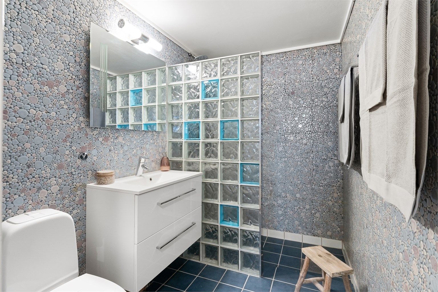 Badet i underetasjen har flislagt gulv med nedstøpte varmekabler.