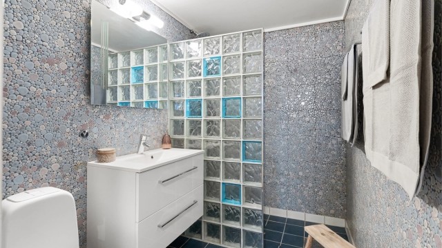 Badet i underetasjen har flislagt gulv med nedstøpte varmekabler.