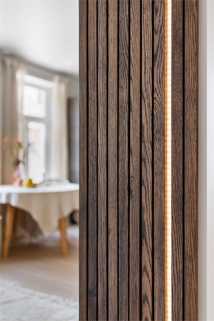 I passasjen inn til stue-kjøkken er det kledd med dekorative spiler med innfelt belysning