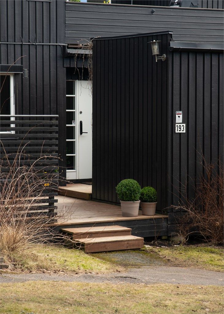 Adkomst til boligen via en treplatting. Entrédøren har elektrisk kodelås.