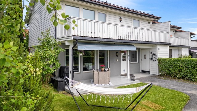 Fin uteplass på delvis overbygget terrasseplatting på 15 kvm