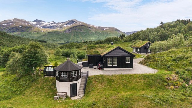 Det er lagt betongheller, og det er pent opparbeidet med plenarealer