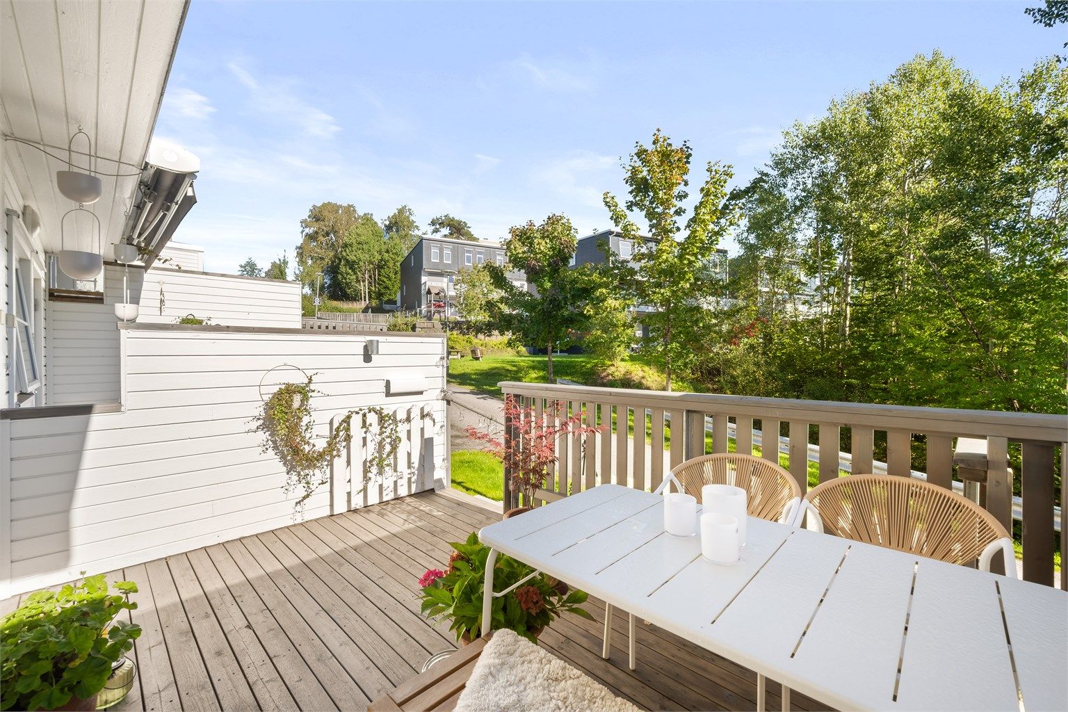 Flott uteplass ved inngangspartiet.