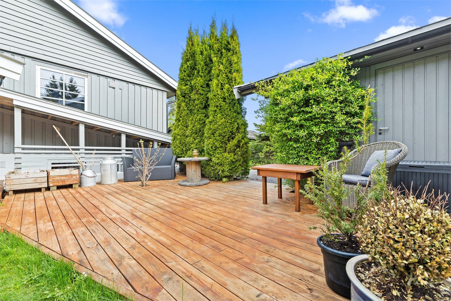 Terrasse mellom boligen og garasjen