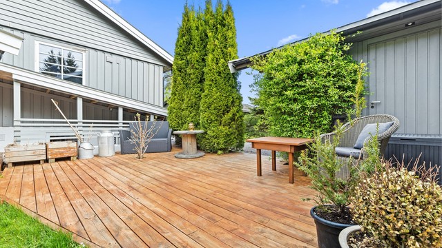 Terrasse mellom boligen og garasjen