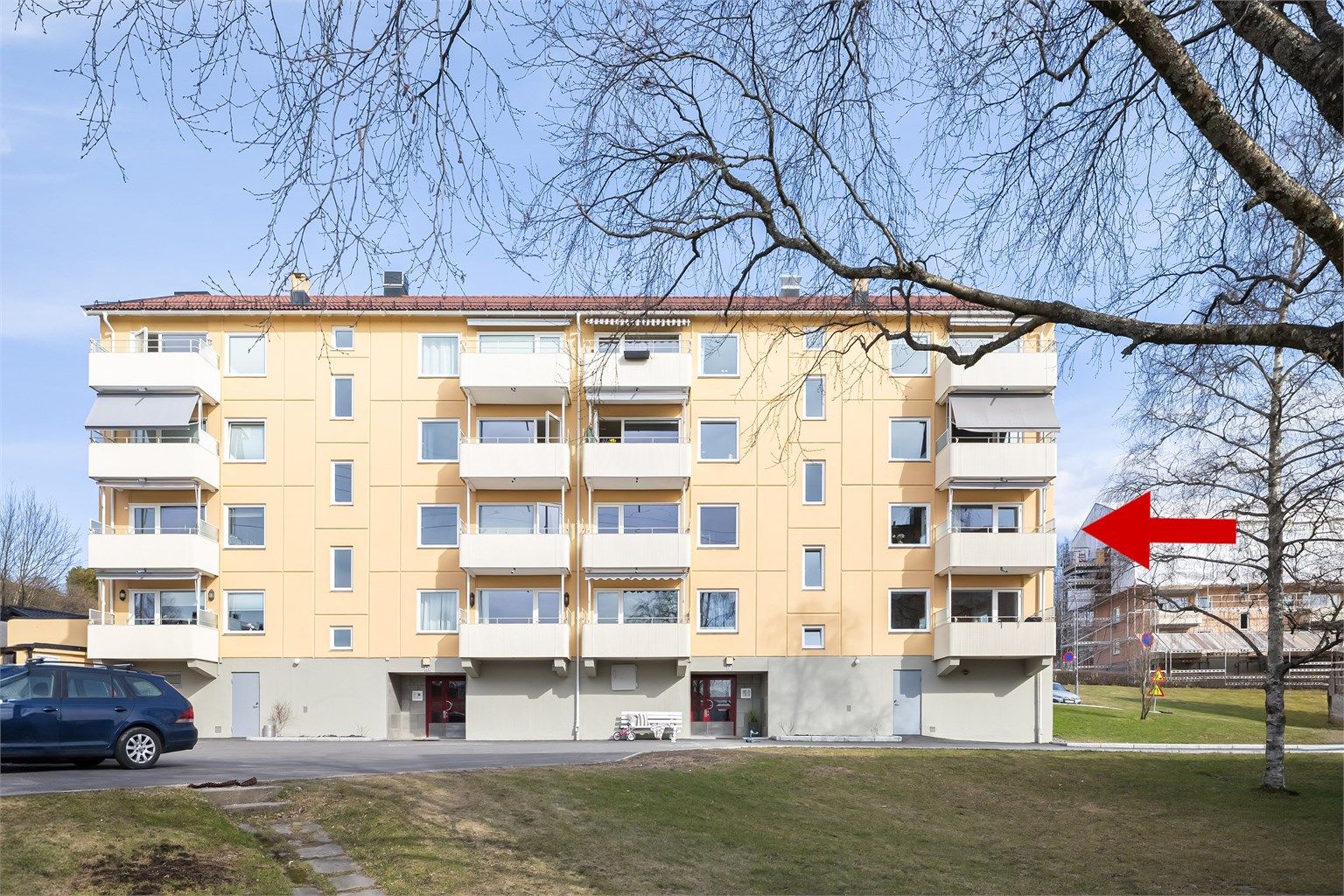 Fasaden - flott beliggenhet i byggets andre etasje