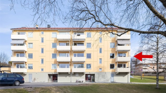 Fasaden - flott beliggenhet i byggets andre etasje