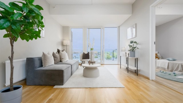 Velkommen til Stasjonsvegen 26 - Presentert av Ola Sirevåg v/Krogsveen Jæren -Lys og trivelig stue med store vindusoverflater som slipper inn rikelig med naturlig lys.