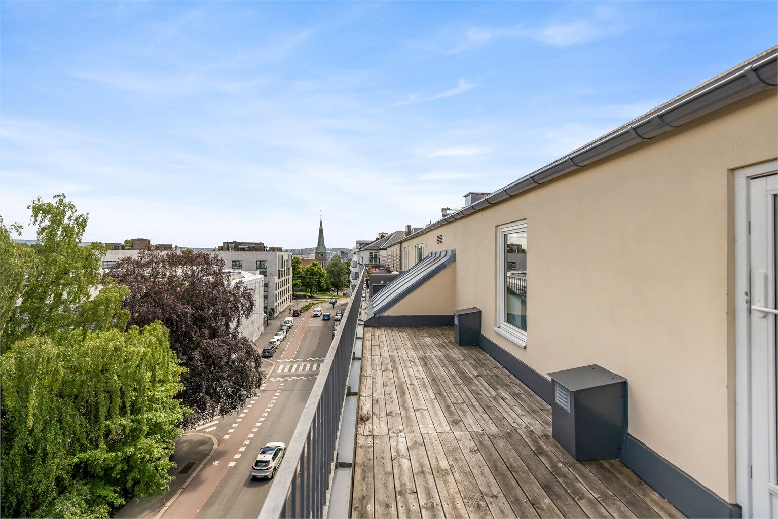 Her har du tilgang til en herlig felles takterrasse med fin utsikt over