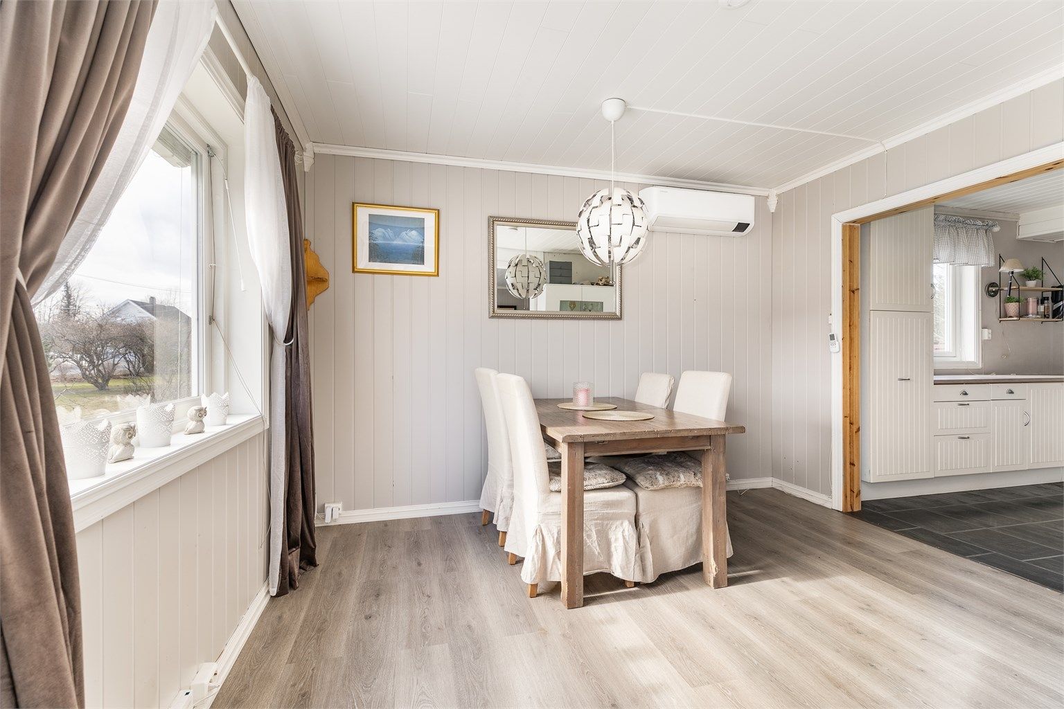 Stuen, spisestuen og kjøkkenet utgjør en sammenhengende sosial sone i første etasje.