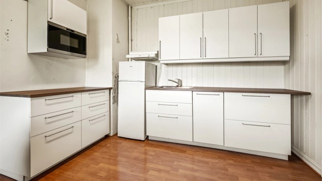 Kjøkkenet i andre etasje har innredning med slette fronter og laminert benkeplate.