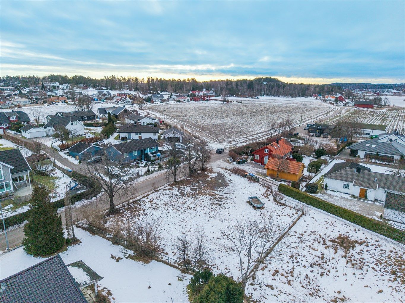 Denne ubebygde tomten ligger i et veletablert boligområde og gir deg en sjelden mulighet til å skapet et hjem tilpasset dine egne behov og ønsker. 