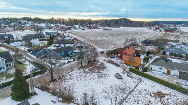 Denne ubebygde tomten ligger i et veletablert boligområde og gir deg en sjelden mulighet til å skapet et hjem tilpasset dine egne behov og ønsker.
