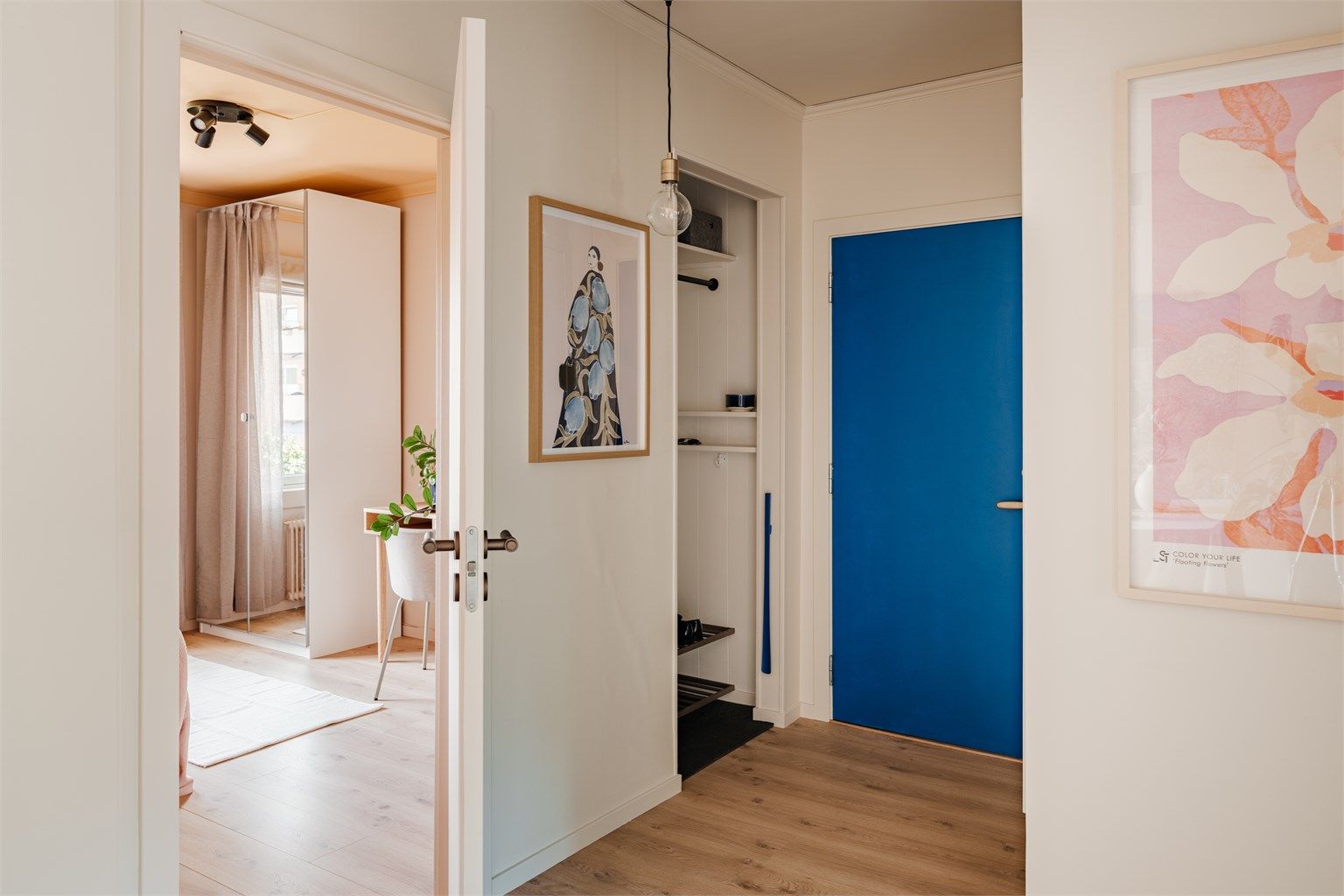 Entreen og mellomgangen har lysmalte vegg- og himlingsflater og laminat på gulv