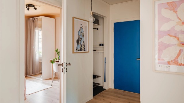 Entreen og mellomgangen har lysmalte vegg- og himlingsflater og laminat på gulv