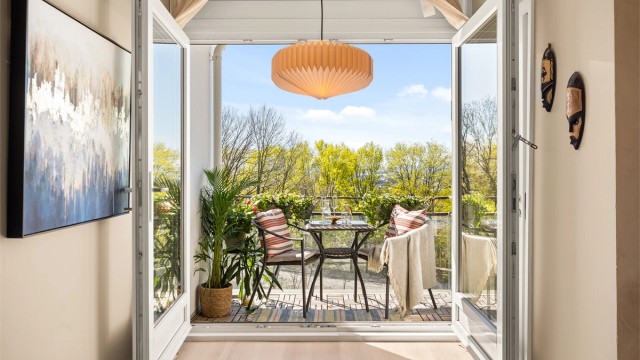 Caroline Berg-Thomassen har gleden av å presentere Dronning Ingrids plass 1. Foto: Martine Eren Studio.