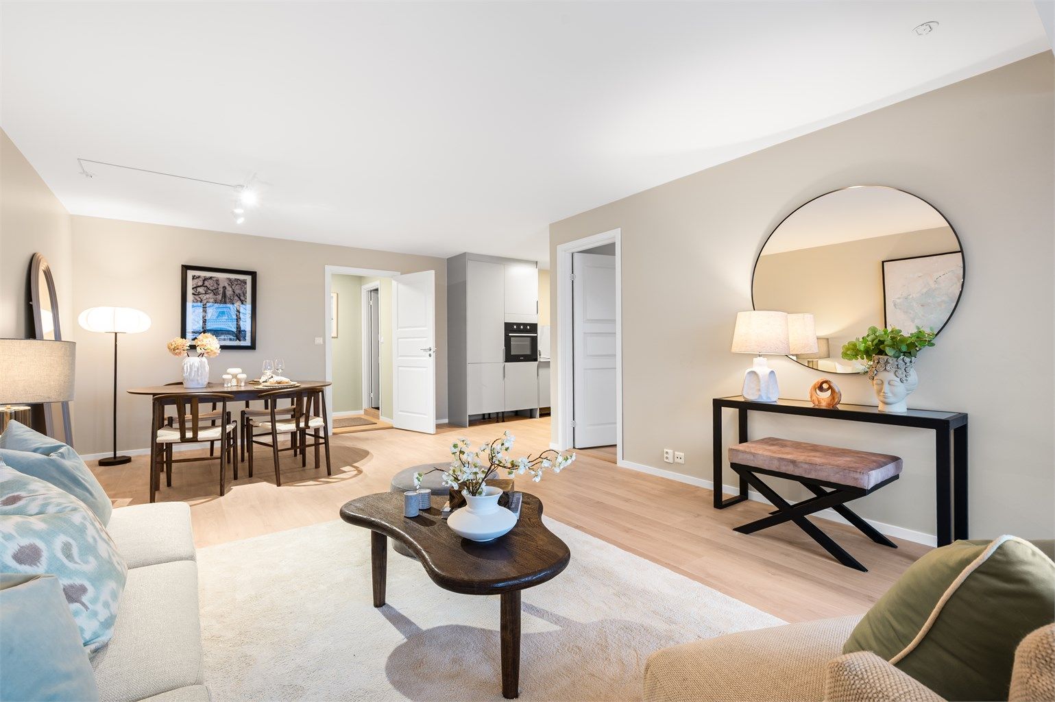 Fra stuen er det åpen tilgang mot kjøkkenet, som skaper en sosial og luftig atmosfære.