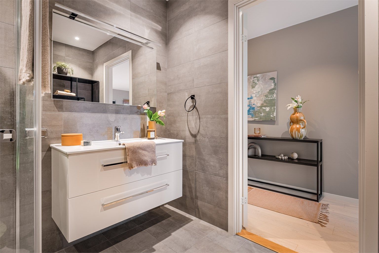 - Helfliset baderom med lekker innredning og vendbare dusjvegger i glass -