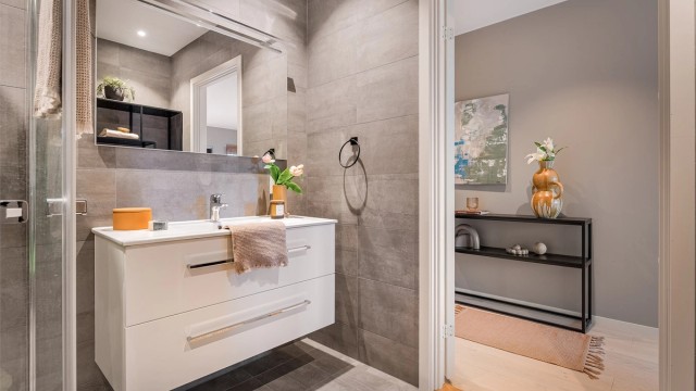 - Helfliset baderom med lekker innredning og vendbare dusjvegger i glass -