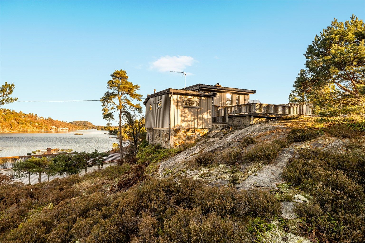 Tomten består også av noe naturtomt med fjellknauser, lyng og annen vegetasjon.
